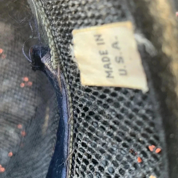 Vintage black, handmade, crêpe & satin hat with a black velvet ribbon - Picture 5 of 7